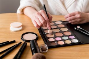 แต่งหน้า/เกล้าผม/นวดหน้า/เพ้นท์เล็บ/การบำรุงหน้า (จันทร์ – ศุกร์) 200 ชั่วโมง