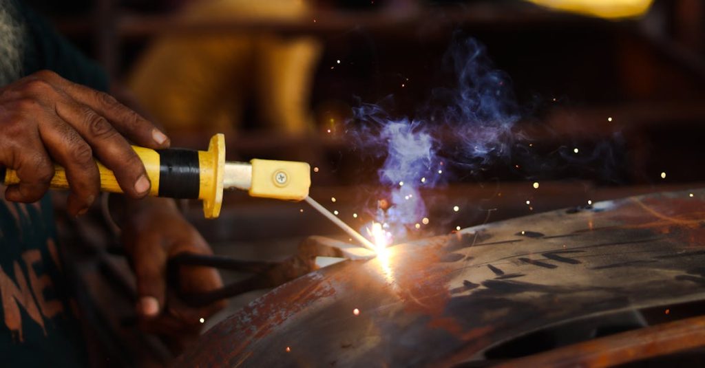 ช่างเชื่อมไฟฟ้าในงานก่อสร้าง