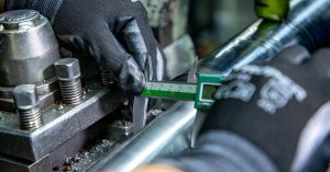 ช่างซ่อมแผงวงจรอิเล็กทรอนิกส์ในอุปกรณ์เครื่องใช้ไฟฟ้า