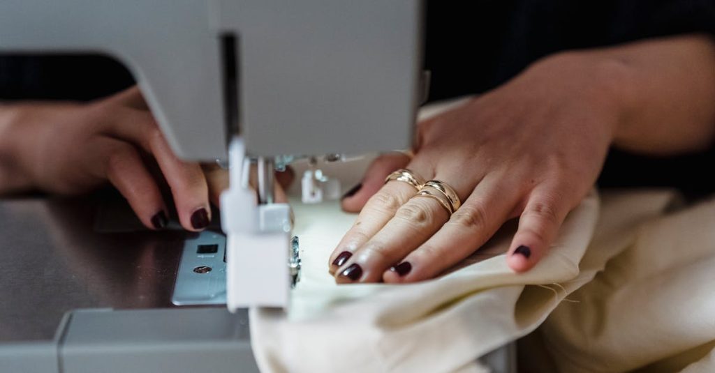 การสร้างแบบและตัดเย็บยกทรงแขก