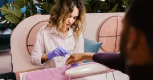 แต่งหน้า เกล้าผม แต่งเล็บ