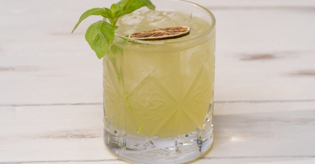 พนักงานผสมเครื่องดื่ม