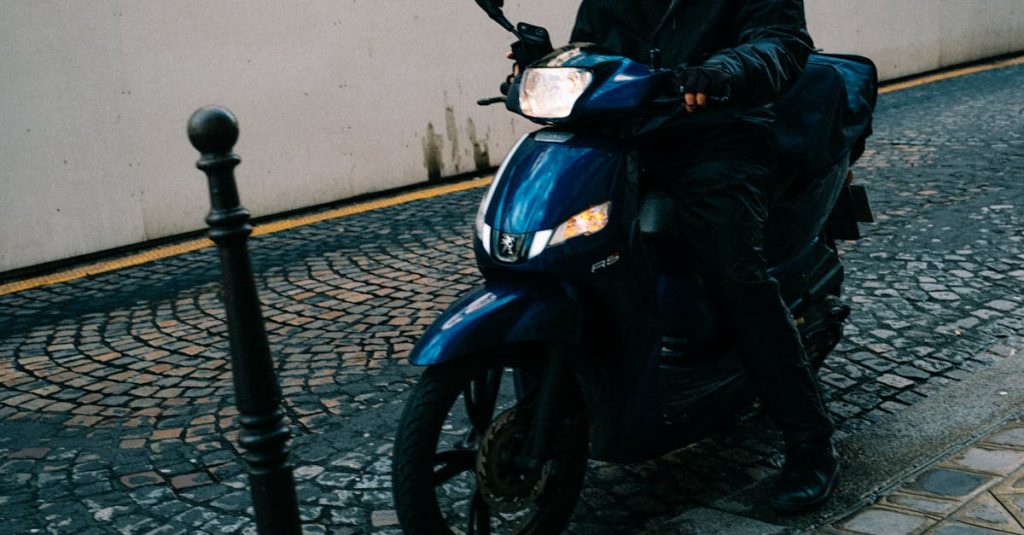 ช่างบริการรถมอเตอร์ไซค์ไฟฟ้า