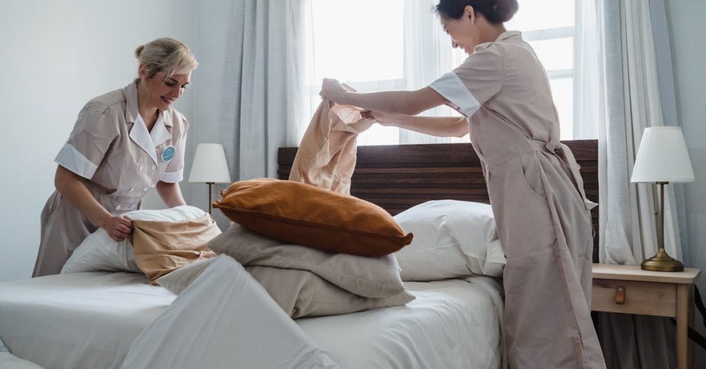 พนักงานแม่บ้านโรงแรมระดับต้น