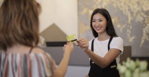 พนักงานแคชเชียร์ยุคใหม่เพื่อการบริการอย่างเป็นเลิศ